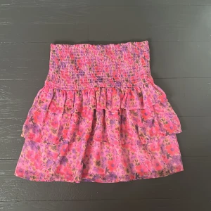 Bikbok kjol - Fin volangkjol från bikbok som jag endast använt ett fåtal gånger, perfekt skick!