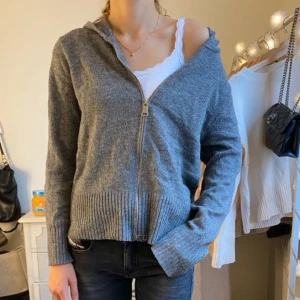 Stickad zipup tröja - Säljer en mysig zip-up tröja i storlek S. Tröjan har en luva där bak.  Den är knappast använd och i bra skick💓