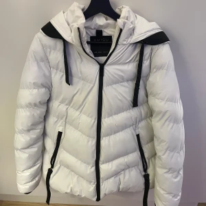 Vinter jacka  - Vit vinterjacka, jätte skön å snygg men används aldrig, inte sönder å ser oanvänd ut. 