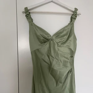 Adoore Nimes slip dress - Säljer min fina adoore klänning som aldrig kom till användning, alla lappar kvar. 