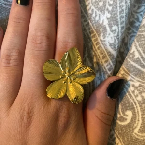 Ring blomma - Söt guldig blomring, rostfritt stål och justerbar! Köparen betalar frakt! 