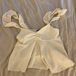 Gina tricot topp - Aldrig använd, ny utan prislapp 