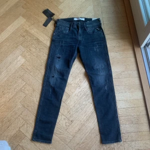 Replay jeans HELT NYA - Replay jeans[] HELT NYA[] Med slitningar vilken är populärt[]Fraktas via PostNord[] kan  gå ner i pris[] MVH