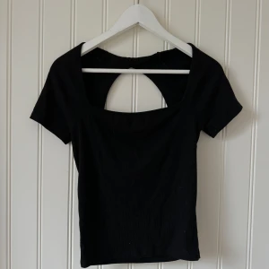 T-shirt med öppen rygg - Från Gina Tricot, endast använd nån gång! Passar perfekt både som festtopp och till vardags🙌
