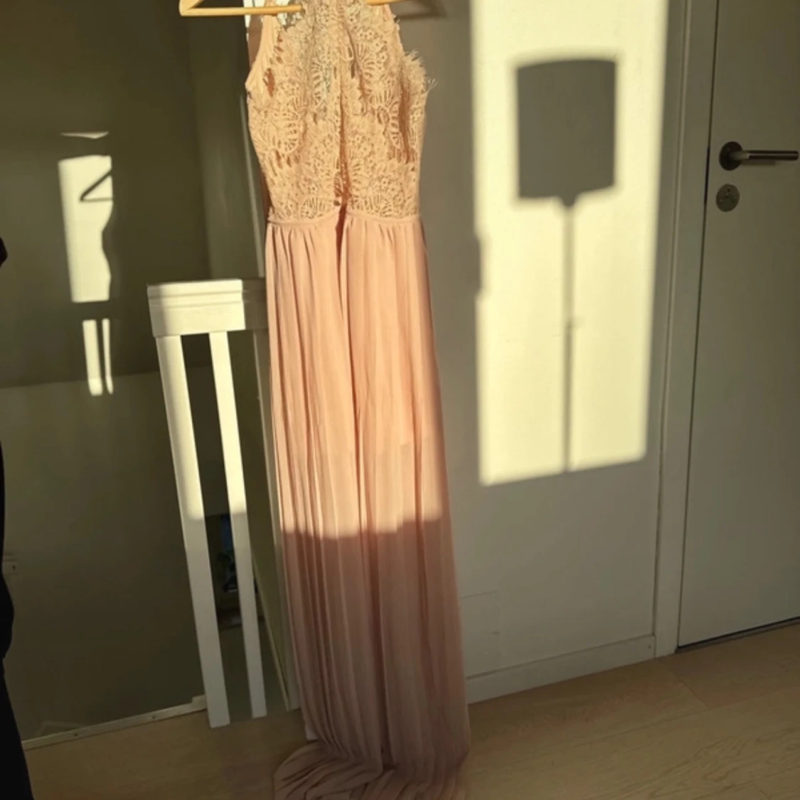 Ljusrosa långklänning från Rare London - 90