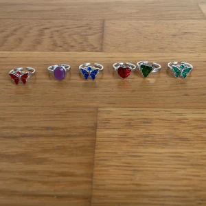 Ringar och ni får alla!🩷 - Dom är gjorda i plast men kan vara fina för barn men också vuxna💕💕💄