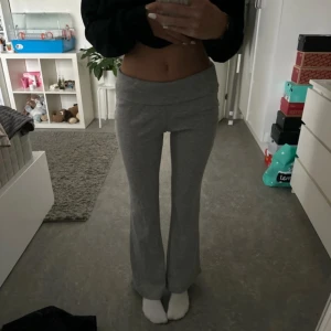 Gråa thigts byxor  - Använda Max 3 gånger, säljer då jag tycker de är för korta för mig ( jag är 165) skriv gärna för frågor 💗
