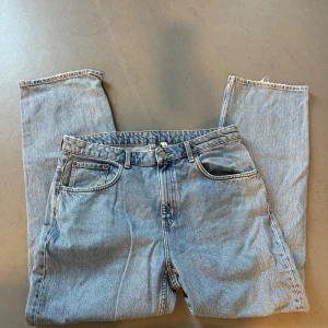 Blå jeans från Weekday - Säljer ett par klassiska blå jeans från Weekday i storlek W34 L30. I modellen Voyage (herr)