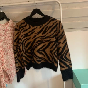 Snygg stickad tröja❤️ - Jättesnygg stickad tröja perfekt till hösten! Använd men i toppen skick❣️ skriv vid frågor❤️ skickar gärna fler bilder❣️ priset kan diskuteras vid snabb affär!!❤️
