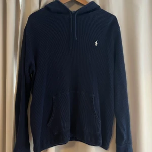 Ralph Lauren hoodie  - Säljer denna tröja från Polo Ralph Lauren i storlek L men passar M. Tröjan är i bra skick. Skriv om du har några frågor.