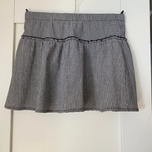 Zara mini kjol - Mini kjol från zara. Så snygg från barn avdelning men passar xs-s. Har shorts inne som inte syns.