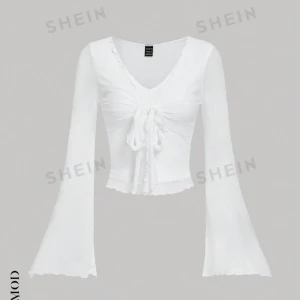 Tunn långärmad  - Tunn vit långärmad, vid i ärmarna Liten rosett fram Använd endast en gång