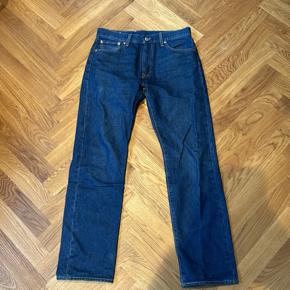 Ett par riktigt snygga levis jeans i storlek 30/32. De är inte använda så mycket och relativt nya. Inga defekter eller slitage. Org pris 1100kr Skriv vid funderingar!. Jeans & Byxor.