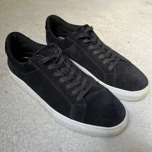 Vagabond skor - Tjenare jag säljer ett par vagabond skor i storlek 43. Dem är i väldigt bra skick bara andvända ett få tal gånger! Skriv till mig om du har minsta fråga eller fundering 🤔 