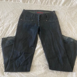 Blue jeans - Lågmidjade utsvängda jeans i storlek M, liten storlek däremot så lite tajta på mig som vanligtvis är storlek S/M i jeans. 