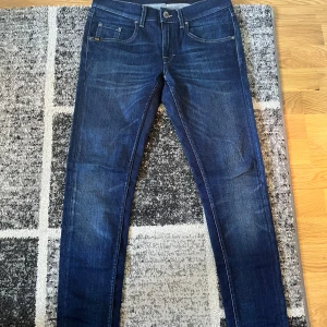 Tiger of sweden jeans - Tjena säljer dessa tiger of sweden jeans. Skick 8.5/10 ingen skada alls dom har bara tappat lite färg på framsidan. Nytt pris 1800kr. Mitt pris 400kr. Om ni har frågor är de bara o skriva! Pris kan diskuteras