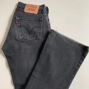 Jättefina Levis jeans i modellen 529 i en grå/svart färg! Jeansen passar inte mig så jag säljer dom här. De är i jätte bra skick❤️