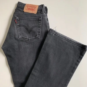 Levis jeans - Jättefina Levis jeans i modellen 529 i en grå/svart färg! Jeansen passar inte mig så jag säljer dom här. De är i jätte bra skick❤️