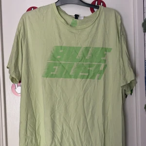Billie Eilish T-shirt  - Neongrönt Billie Eilish nattlinne/tshirt  som inte har använts på ett långt tag. Perfekt för ett Billie obsessed fan!  Skriv om ni undrar något, Pris kan alltid  diskuteras!! (: