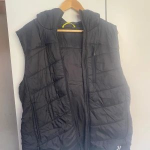 Väst - Fin väst med luva stolek L