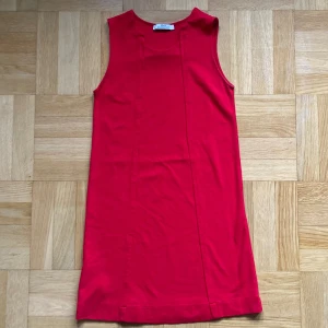 Röd klänning från MNG Suit Collection - 60-tals-inspirerad röd kort klänning från MNG Suit Collection!