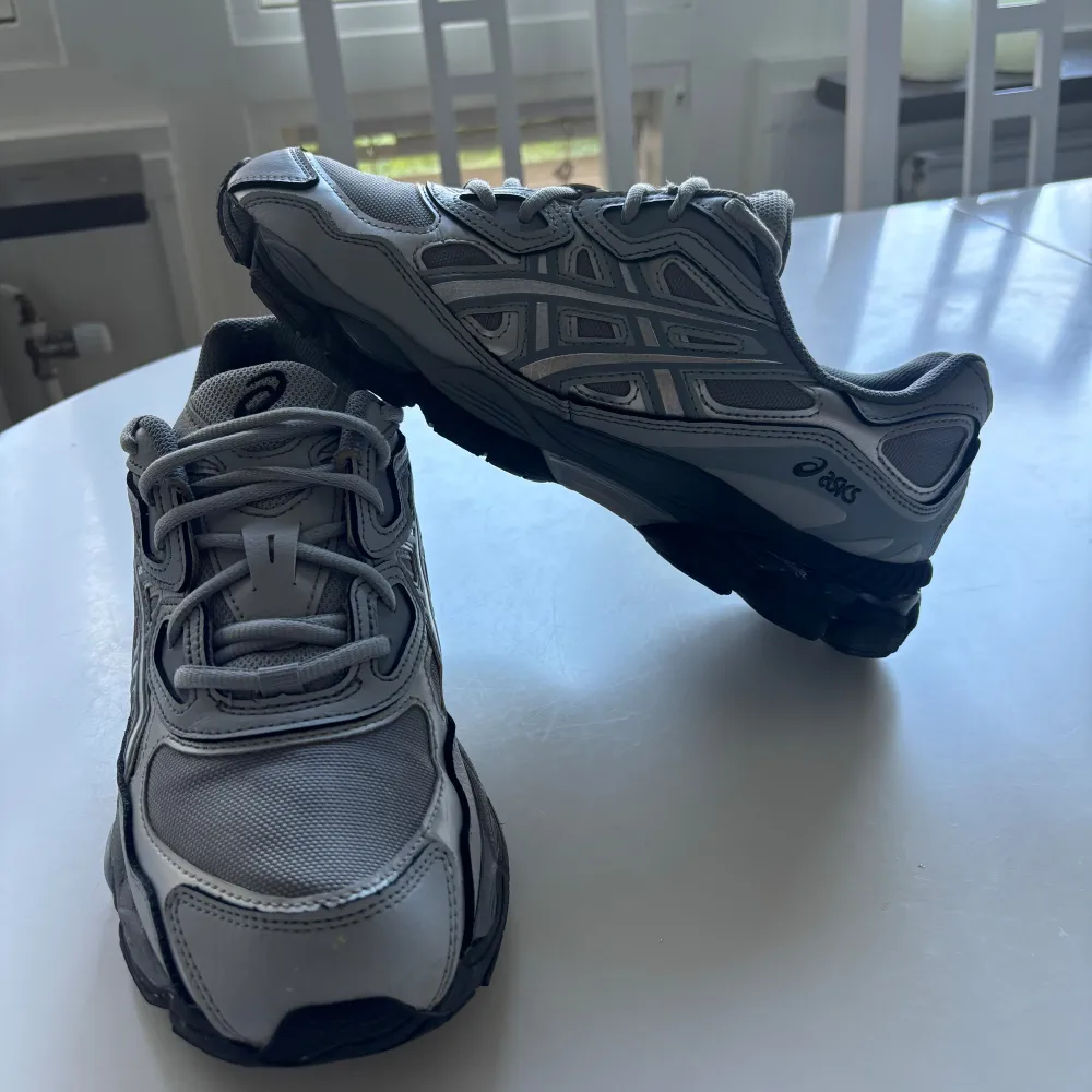 Helt nya super snygga Asics Gel - NYC skor. Storlek 43,5. Passar till alla kläder och väldigt bekväma i fötterna. Helt felfria och använda endast 2 gånger. Nypris: 1700kr Digitalt kvitto finns!. Skor.