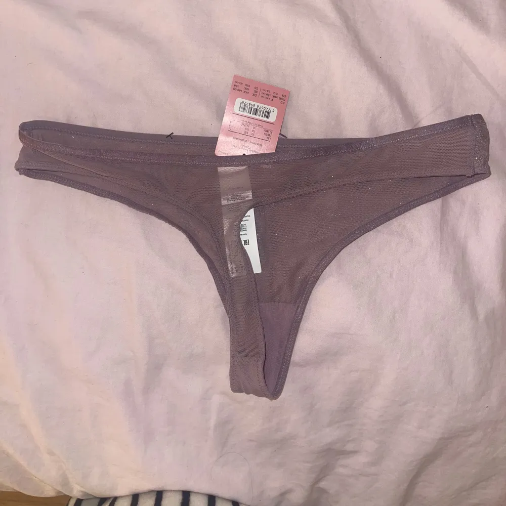 Ett par helt nya stringtrosor från hunkemöller. Prislappen är kvar, är inte ens testade. Orginalpris 189kr. Färgen är som en smutslila med glitter💜. Övrigt.