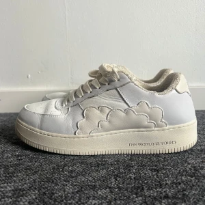 Twiy skor  - Säljer nu mina twiy skor som inte går att få tag på löngre pga att dom släppte ett visst antal💕storlek 39 men passar mig med 38🌸 dom är i en vit/beige färg och är i använt skick. köptes för 2250kr🎀 pris går att diskutera!