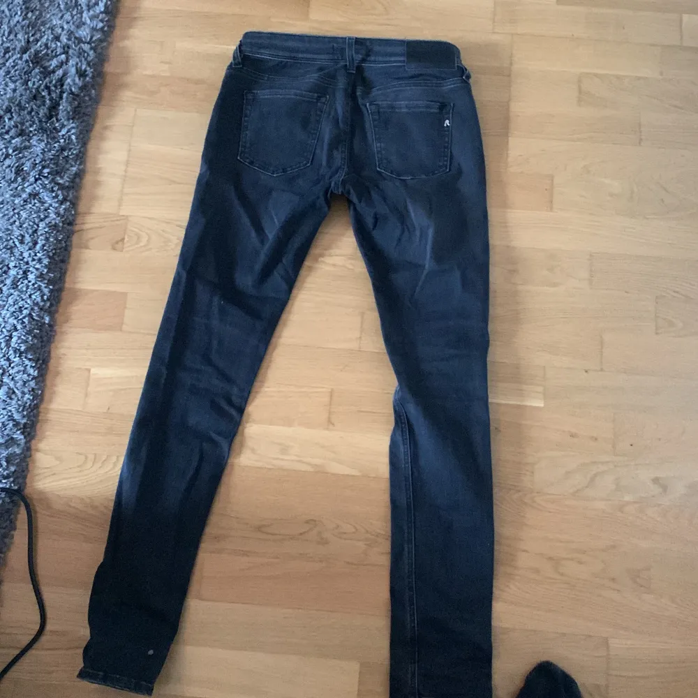 Tja, jag säljer dessa snygga replay jeans pga att de är för små, storleken är 28 i waist/midja och 30 i length/längd. Det är bara att höra av sig och kan gå ner i pris vid en snabb affär.. Jeans & Byxor.