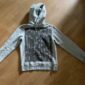 J. Lindeberg hoodie  - Size Small passar Medium. Knappt använd och hör av er för fler bilder 