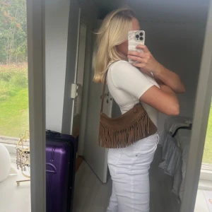 Trendig väska - Intressekoll!!⚡️🌟 Väskan är som ny bara en frans som gått av längst ut åt höger, men ingen man tänker på (se bild) Väskan är i mocka material.  Skriv om ni är intresserad! 