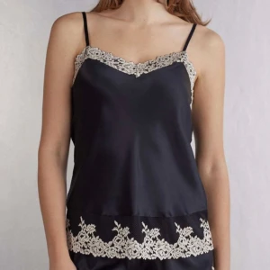 Intimissimi linne - Säljer detta fina linne ifrån intimissimi, nypris är 639kr. Säljer då det är lite för litet på mig. Storlek L men mer som S/M.  Det är använt en gång och finns inga defekter. Funkar fint som vanligt vardags linne men även till festliga tillfällen! 