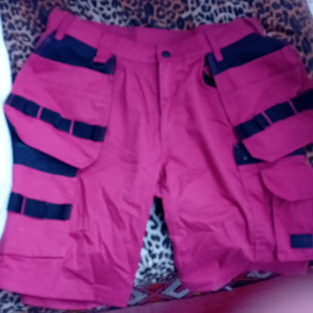 Röda bluewear shorts! Står midja 42 men skulle säga att det är kanske 36/35💗 Har aldrig haft på mig!. Shorts.