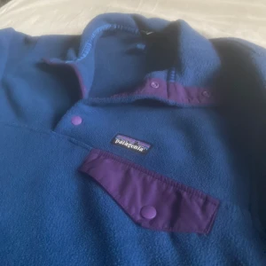 Patagonia fleece - Snygg patagonia fleecejacka i ett skönt material | Riktigt bra skick | Passformen är ganska lös | Storleken är S och jag på bilden är lite över 180cm | Tveka inte på att kontakta mig för frågor eller fler bilder! Pris kan diskuteras.😁