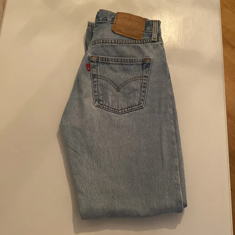 Säljer nu mina levis 501:or då de blivit för små för mig!. Jeans & Byxor.