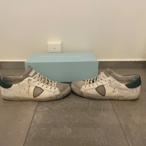 Philip Model skor - Ett par Philip model skor i storleken 43 som är vita och gröna. 8/10 skick Pris går att diskutera vid snabb affär. Skriv om ni undrar något