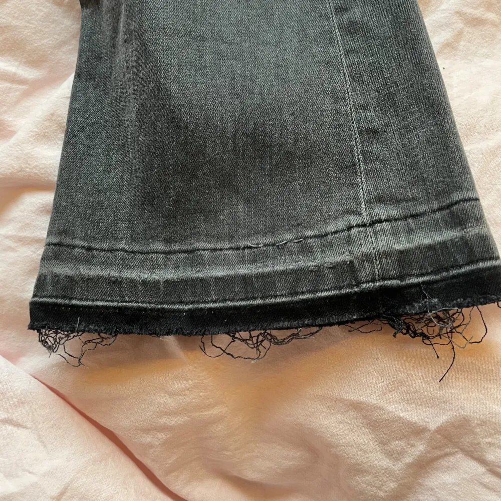 Säljer dessa jeans som är i storken 152  från gina tricot på grund av att de inte passar i längden eller i midjan, de är upp sprättade nere vid benen, jag är 163 och tycker att de är lite korta. Pris kan diskuteras❤️. Jeans & Byxor.