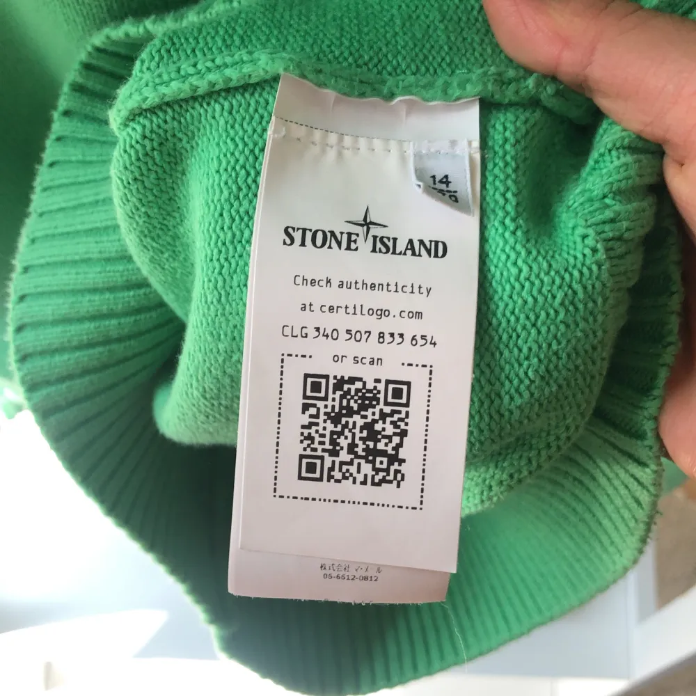 Säljer min knappt använda Stone island stickadetröja, den är storlek 170 men passar S/M. Perfekt till vintern då den är varm. Köpt i Tyskland i Stone island butik. Tag kan jag leta fram men inte kvitto! Skriv vid  fundering, mitt  pris 899 ny 3000. Hoodies.