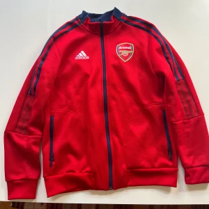 Adidas Originals träningströja Arsenal storlek 164 - En mindre fläck i mitten av tröjan men annars inga skavanker. Storlek 164(barn). 
