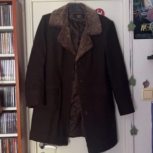 Kappa (läs beskrivning) - En supersnygg kappa perfekt för i höst/vinter!  Köpt på myrorna förra året, fint skick!  Står ingen storlek men GISSAR att den e M/L! Så skriv helst innan ni köper ifall ni vill ha mått så fixar jag det! (:  Pris kan alltid diskuteras!!! 