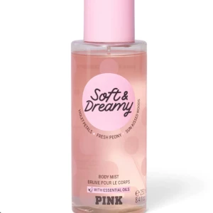 Victoria secret ”Soft & dreamy” body mist. Nypris  - Säljer nu denna oanvända body mist från Victoria secret. Den har gått viral och blivit populär pågrund av den mjuka sensuella doften med noter av b.la blommor och sunkissed wood. Går knappt att få tag på här i Sverige men nypriset är 400kr.💕