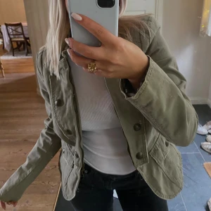 jacka - så fin vår/höst jacka i en underbar grön färg! perfekt nu till hösten💓💓 (strl M men passar xs/s/m)