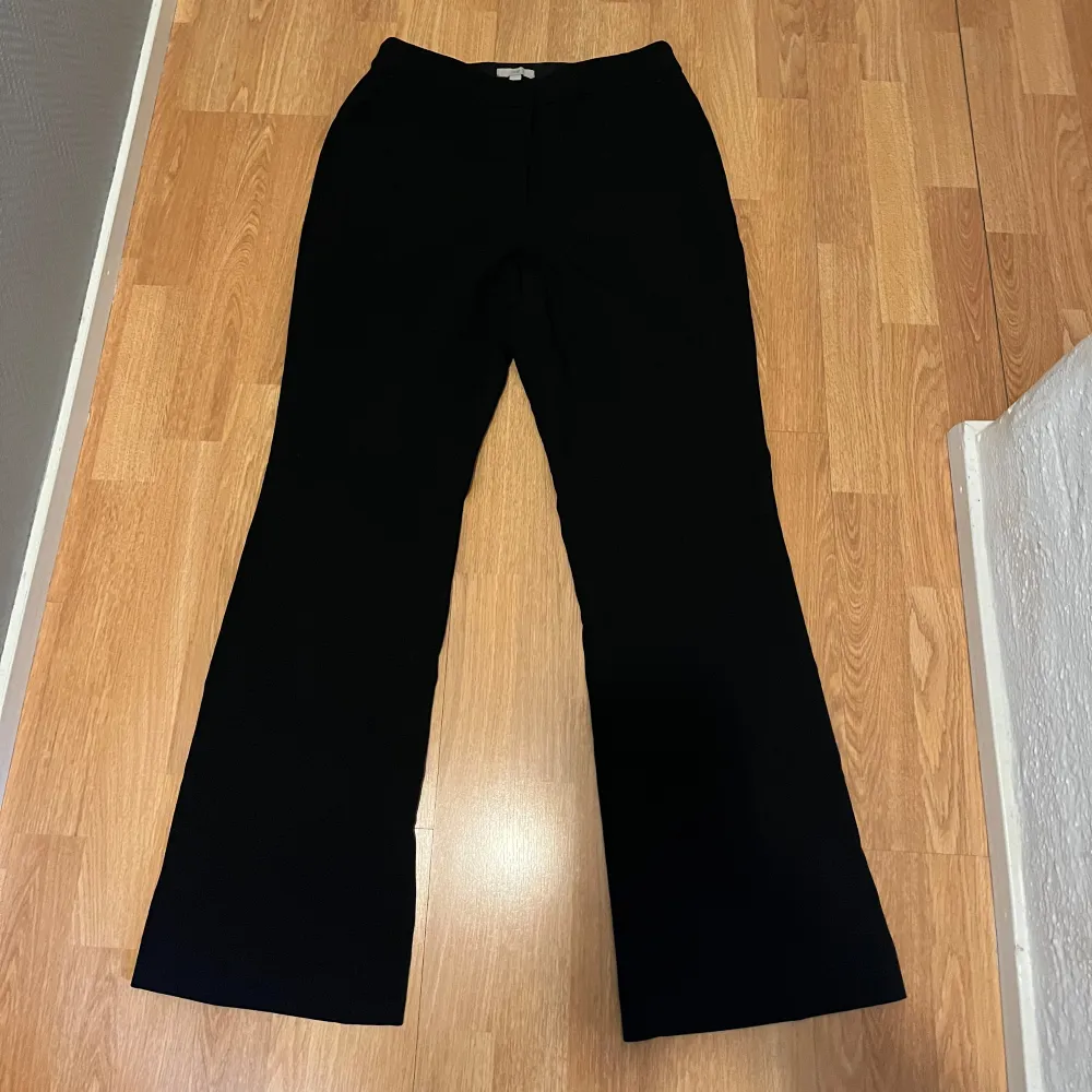 Kostymbyxor från H&M, skulle säga att dom är mid waist. . Jeans & Byxor.