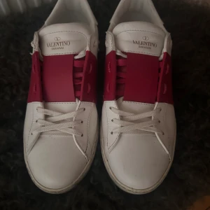Valentino skor  - Använda ungefär 2-3 gånger efter köpta begagnade. Storlek 40 men skulle säga är mer som 39.