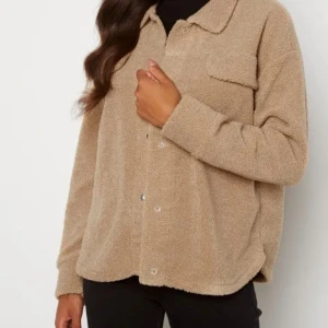 Teddyjacka - Den perfekta höst jackan 🍂 Säljer min teddy jacka då den inte kommit till användning. Den är ifrån Pieces och är i storlek M men skulle säga att den passar en S 🤎