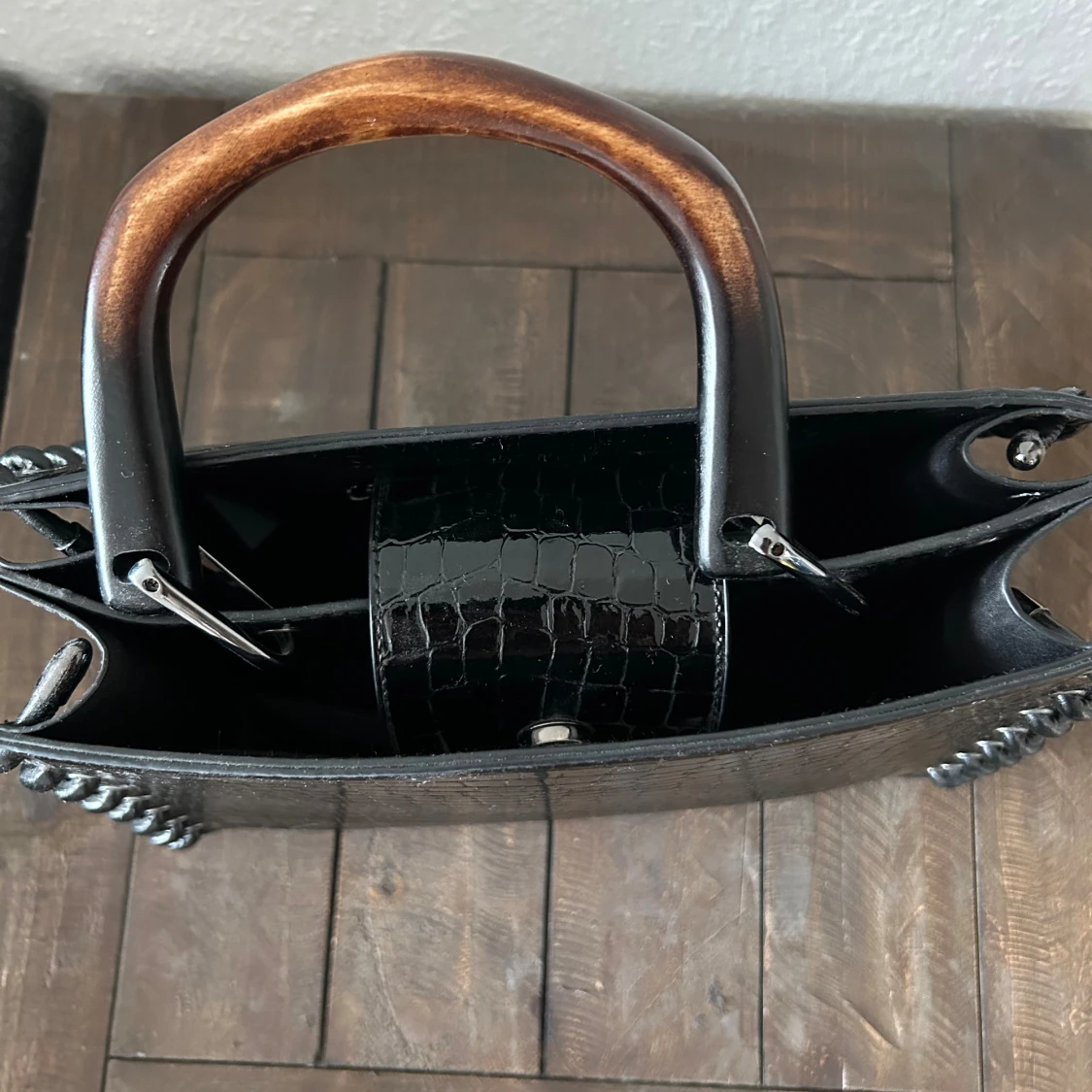 Svart handväska med krokodilmönster - 92
