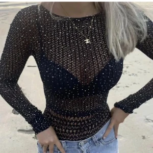 Glitter topp - Säljer denna superfina glitter body med öppen rygg. Den är väldigt stretchig därav passar den xs-L. Aldrig använd💕💕(alla bilder är lånade förutom sista)