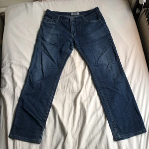 Blåa straight/halvt baggy jeans - Blåa jeans från QIZHEN, egentligen straight men kan bli baggy också