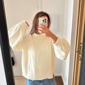 Vit beige stickad tröja  - Stickad tröja med stora balloon sleeves 