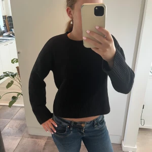 Stickad tröja  - Säljer den här jättefina stickade tröjan ifrån other stories! 😊 Väldigt bra skick och perfekt nu till hösten! 💓 Kan tänka mig att gå ner lite i pris vid snabb affär! 